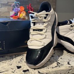 Authentic Jordan 11 “Emerald Rise” Sz 9( Gently Used)