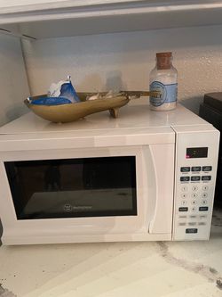 White microwave clean and in working condition