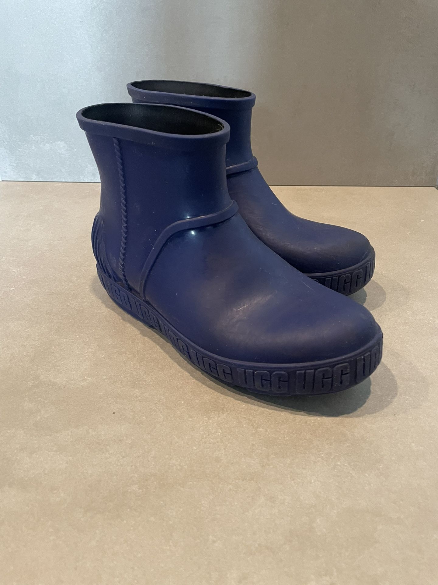 Size 4 UGG unisex-child Drizlita