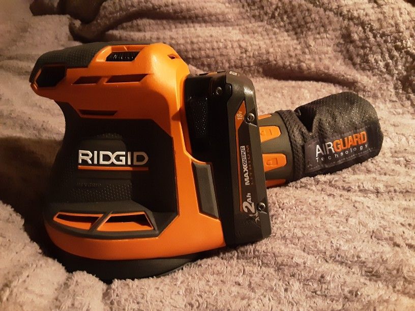 RIDGID 18V 5 in. Cordless Random Orbit Sander with battery
