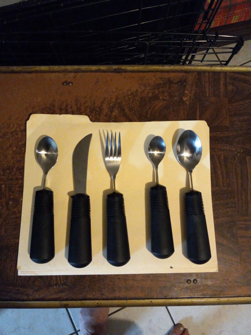 Silverware 5 Piece Set. With Black Handells
