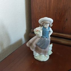 Llardo #5221. Little girl with flower basket.  20% Discount 
