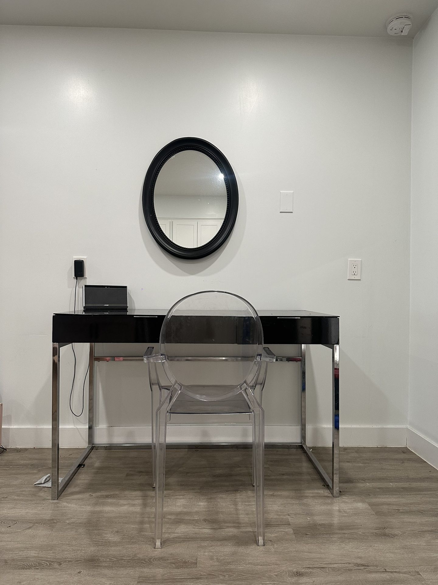 Black Desk