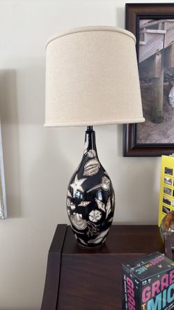 Table lamp with shade shell motif