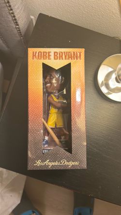 Dodgers give away Kobe Bryant bobble head