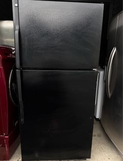 GE 20 Cu Ft Refrigerator - Black