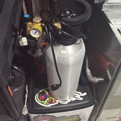 C02 Tank And Regulator 