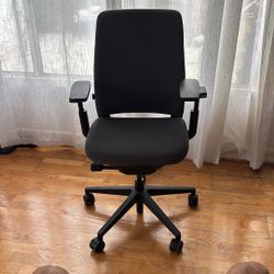 Steelcase Ergonomic Office Chair – Like New Condition