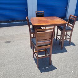 Dinning Room Table/w Four Chairs 