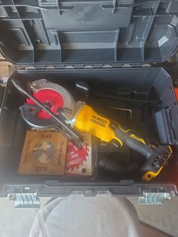 DeWalt 20V Brushless Circular Saw with Blades