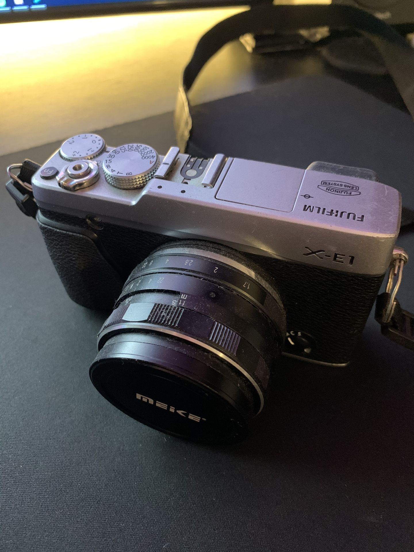 Fujifilm X-E1 DSLR Camera + Meike 35mm f1.7 Lens