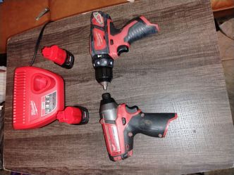 Milwaukee m12 drill set with charger and 2 batteries