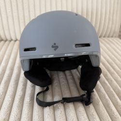 Ski helmet (Sweet Protection Looper)