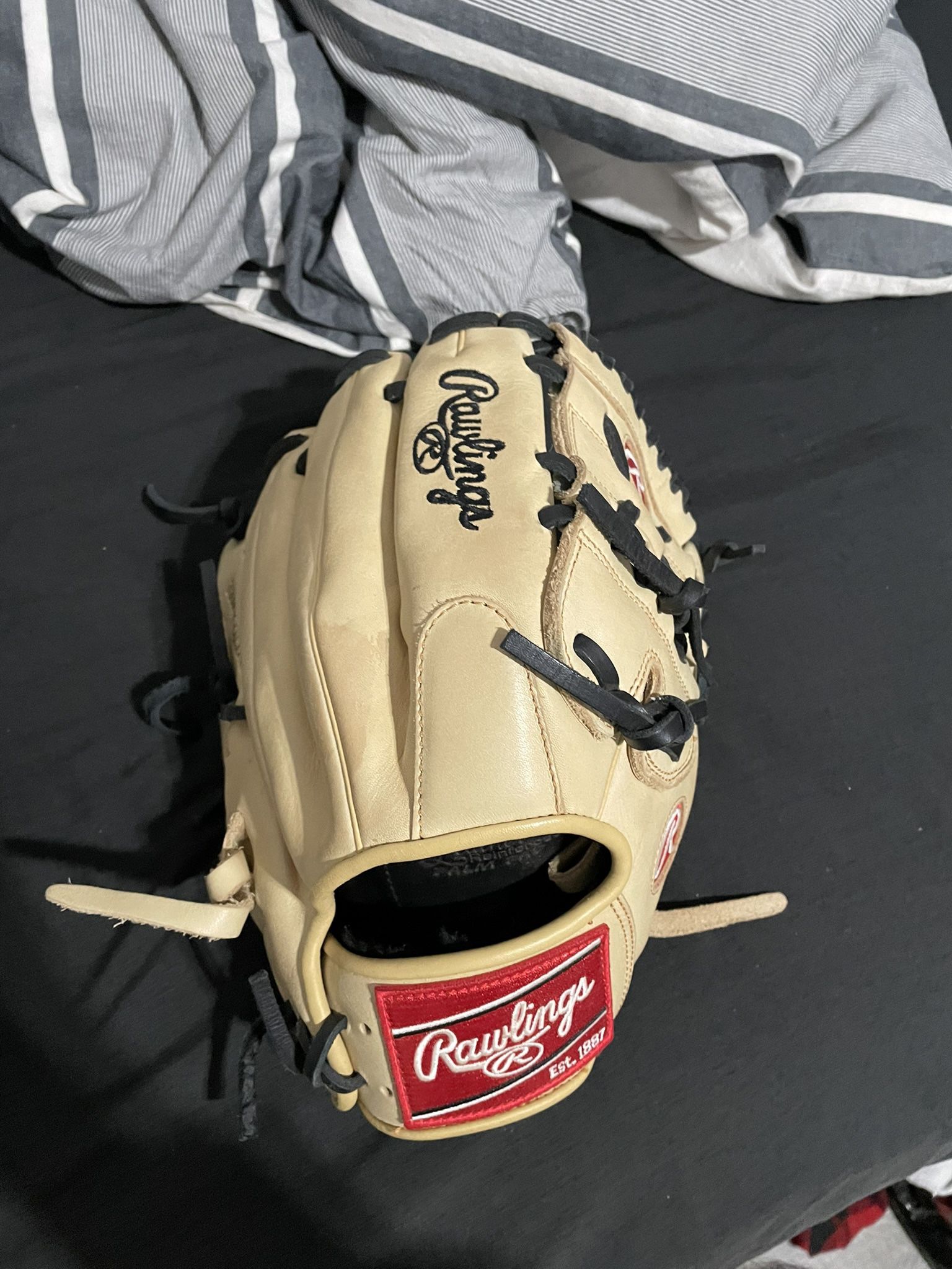 Custom Rawlings Outfielder Baseball Glove (brand New)