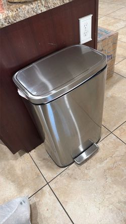Step trash can