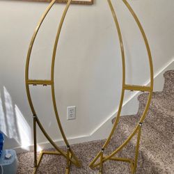 4 ft tall gold flower arch/ decorative stands. Used for our wedding, florist said they were easy to use.