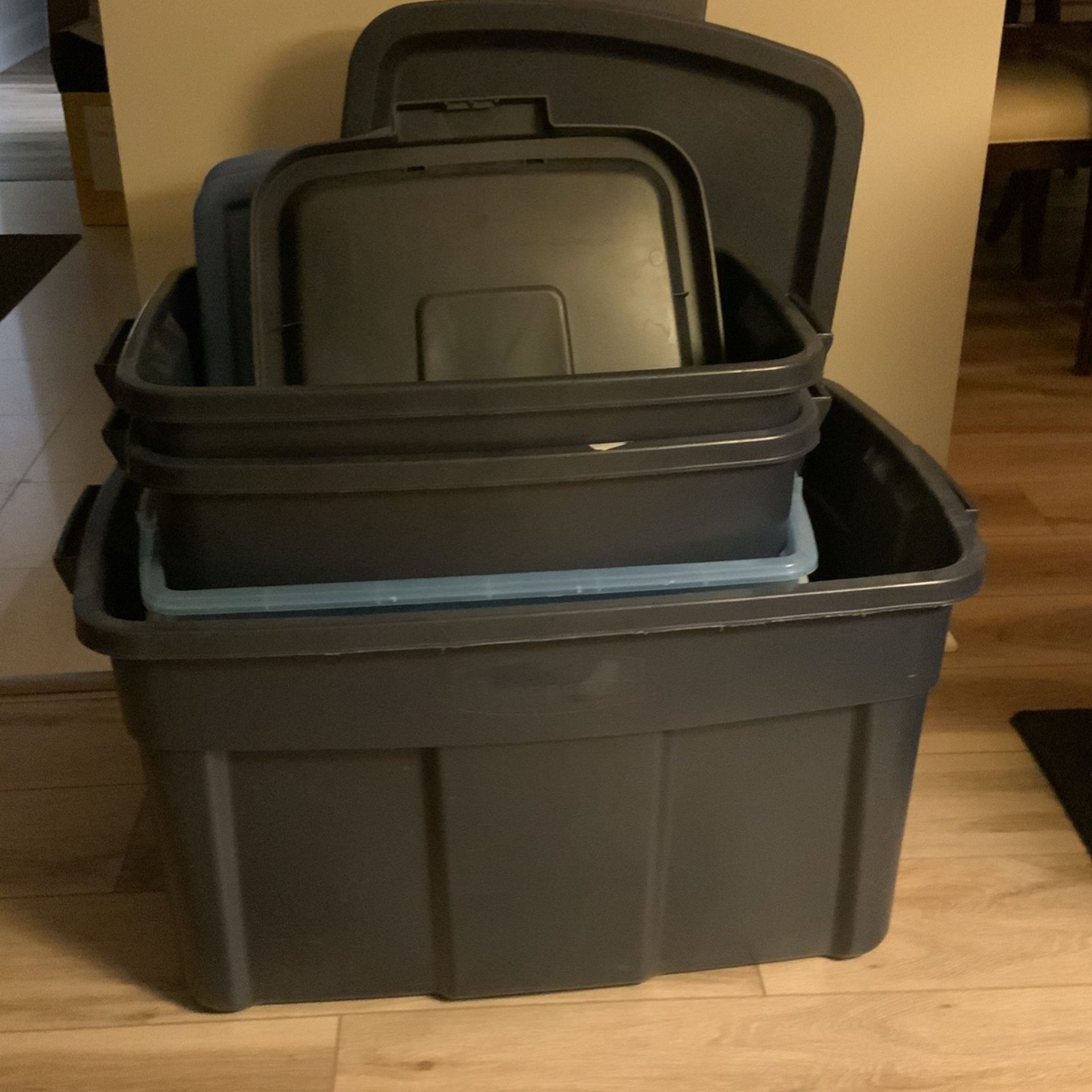 Set Of 6 Plastic Storage Containers