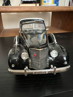 1938 Cadillac V-16 Convertible 1:18 Die-Cast Model Car by Signature Models – Black