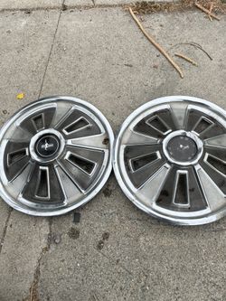 2 Hubcaps 1965 Mustang