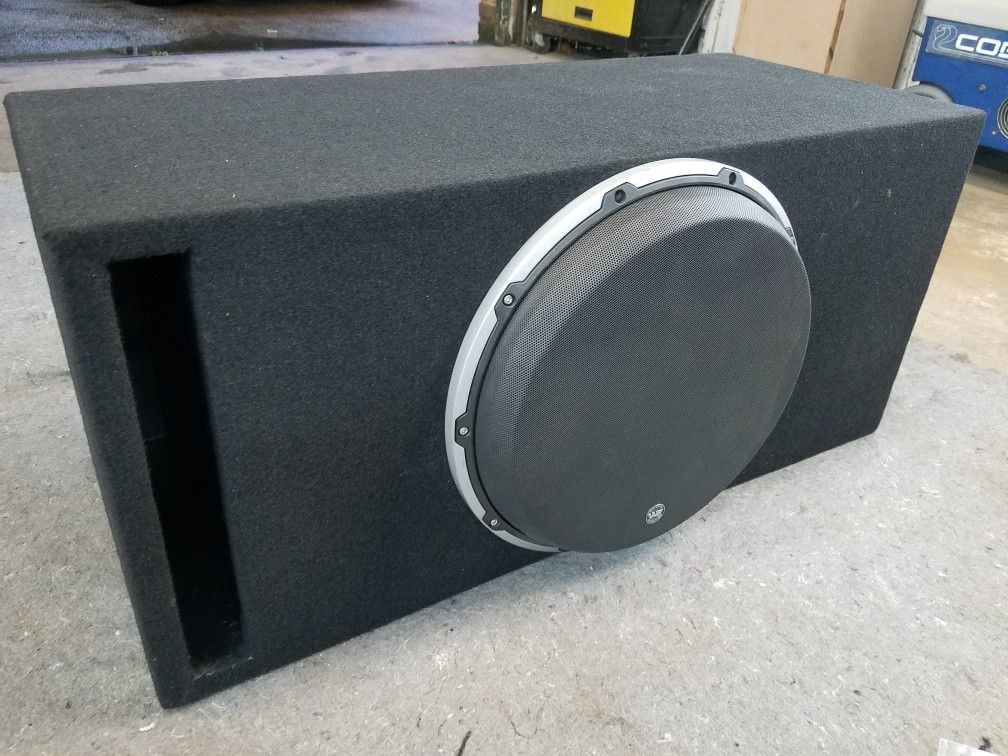 JL Audio 13W6v2-D4 in box