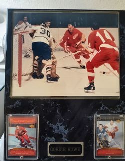 Vintage Gordie Howe Detroit Red Wings Display Plaque with Trading Cards