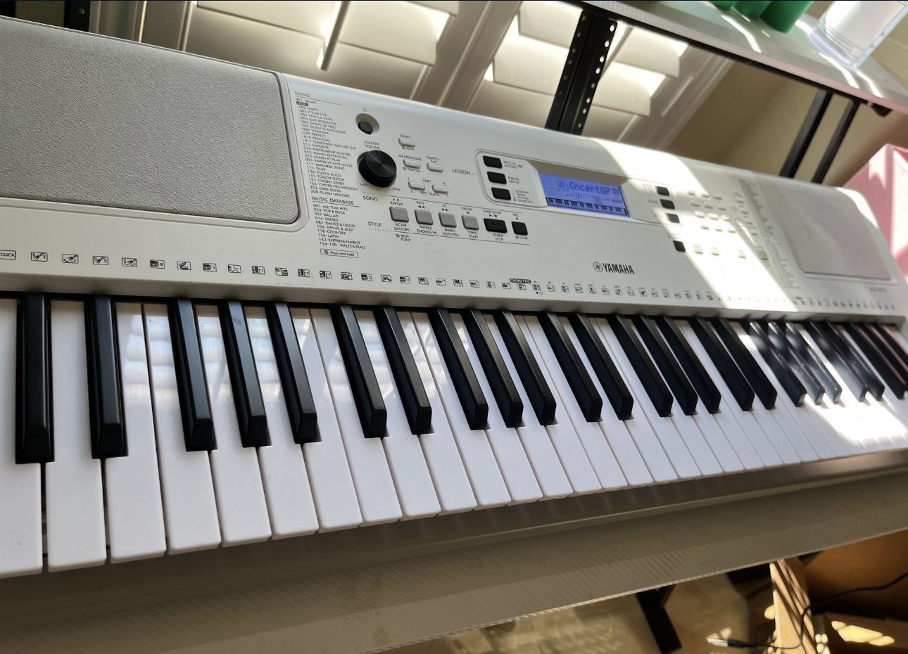 YAMAHA EZ300 Portable Keyboard With Light Up Keys