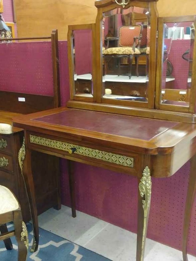 ANTIQUE. FRENCH VANITY IN CHAIR.