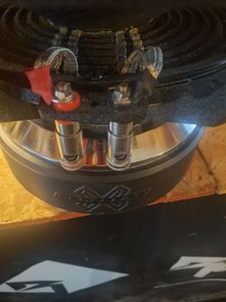 15 CROSSFIRE XT3. 3000 RMS NEVER INSTALLED , BRAND NEW