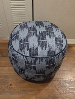 Round Pouf