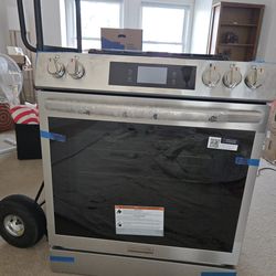 Frigidaire Gallery Gas Range 30 in - Brand New