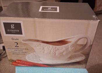 Gibson Home Fruit 2-Piece Durastone Gravy Boat with Saucer