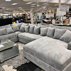 WOW!! BEAUTIFUL SECTIONAL! OVER SIZED LIVING ROOM COUCHES