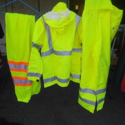 HIGH VIS AND RAIN GEAR. READ DETAILS 