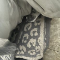 5 Blankets!! In excellent used condition 