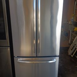 Refrigerator Ge Everything Is And Good Working Condition 3 Months Warranty Delivery And Install Water And Ice Maker Inside 