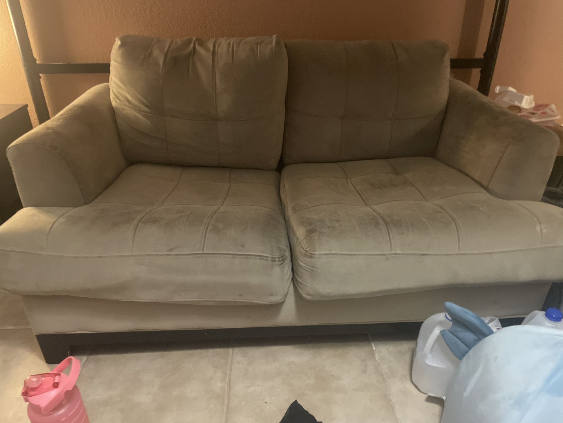 FREE COUCH ( NEED GONE ASAP, PREFERABLE SAMEDAY!)
