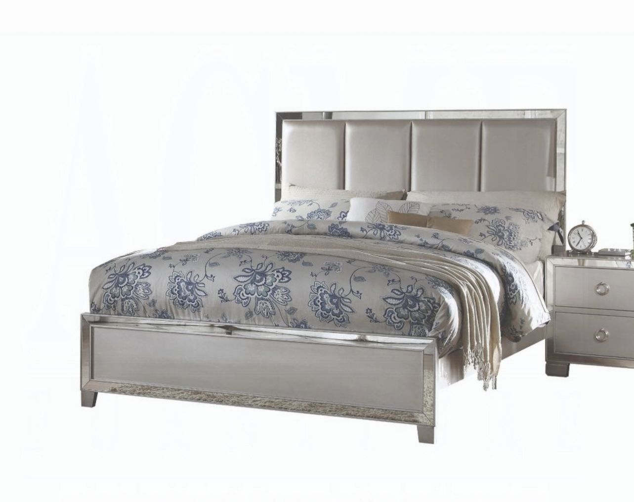 Queen bedroom+ 2 matching nightstand and dresser