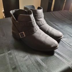 Zoe & Zac Black Booties-