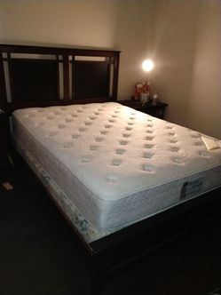Selling a complete Queen-size bed.