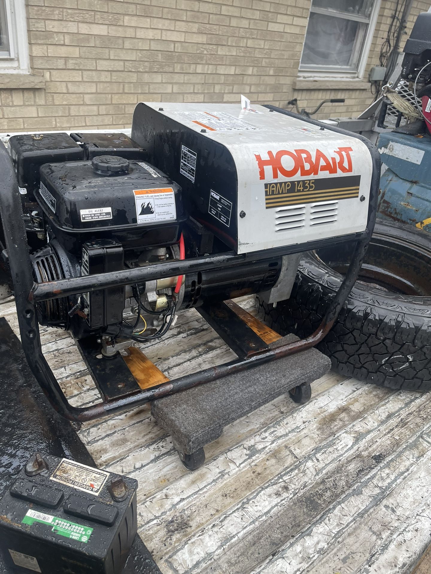 Hobart gas welder 140 amps 4500 watts honda engine for sale in des