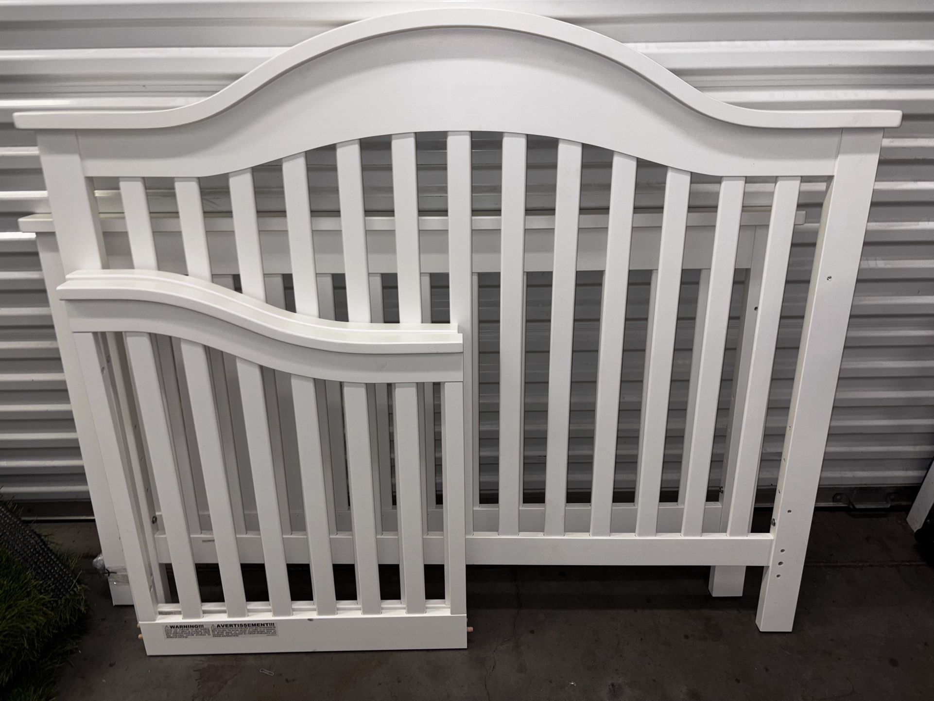 Deluxe Large White Crib With Thick Mattress