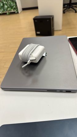 MacBook Pro 14 inch M1 Chip 16 GB Ram 512 GB SSD Open Box