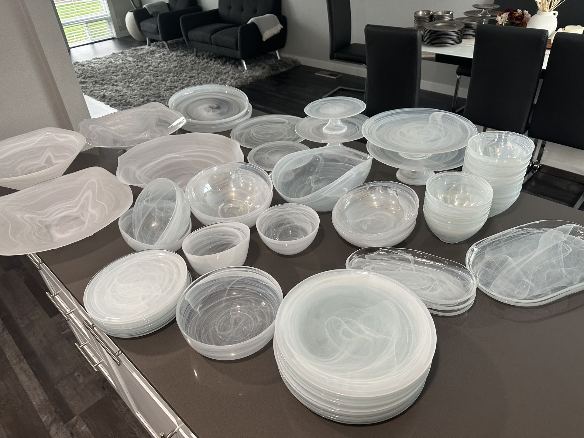 Dinnerware Sets. Clear And White Plates Set. White tablecloth and White And Black napkins. Black And Grey napkins Under plates