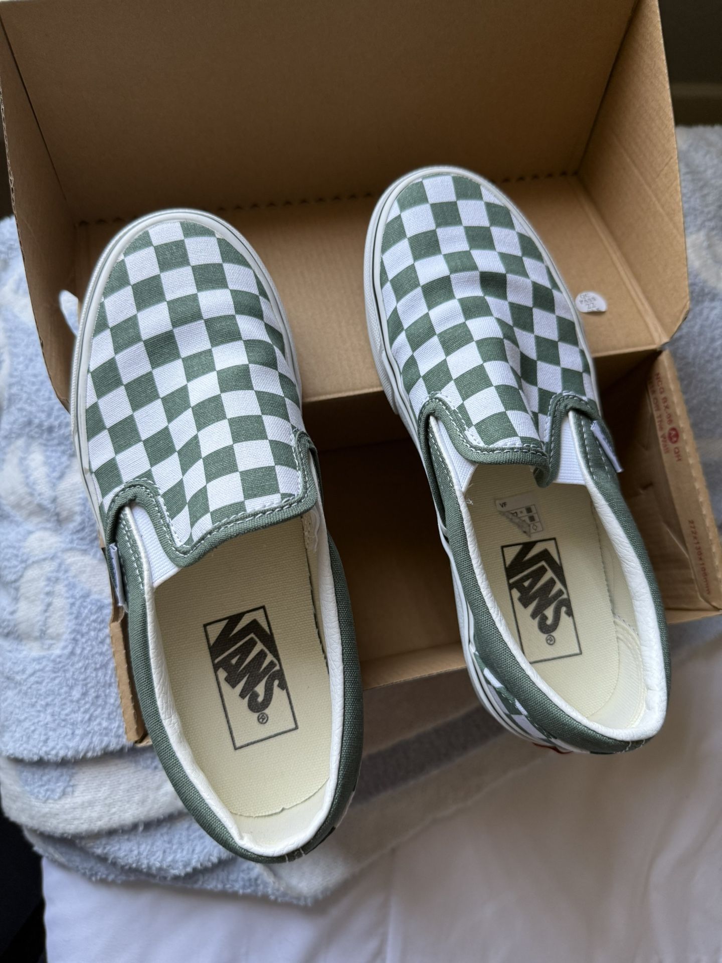slip on vans (women’s 6)
