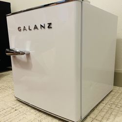 Dorm Size Refrigerator. Like New!!