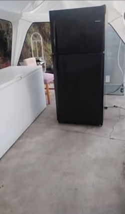 Frigidaire black apartment size fridge "LIKE NEW" (PLEASE READ DESCRIPTION FOR DETAILS=THANK YOU!!👍