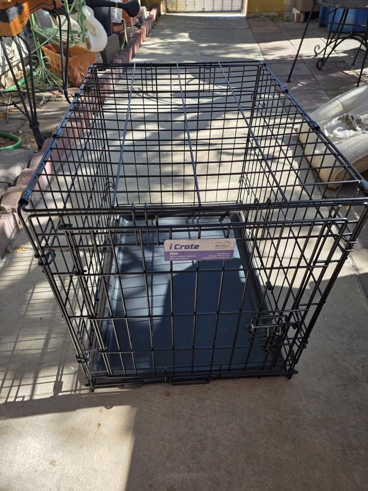  Medium Dog Crate   Very Good Condition 