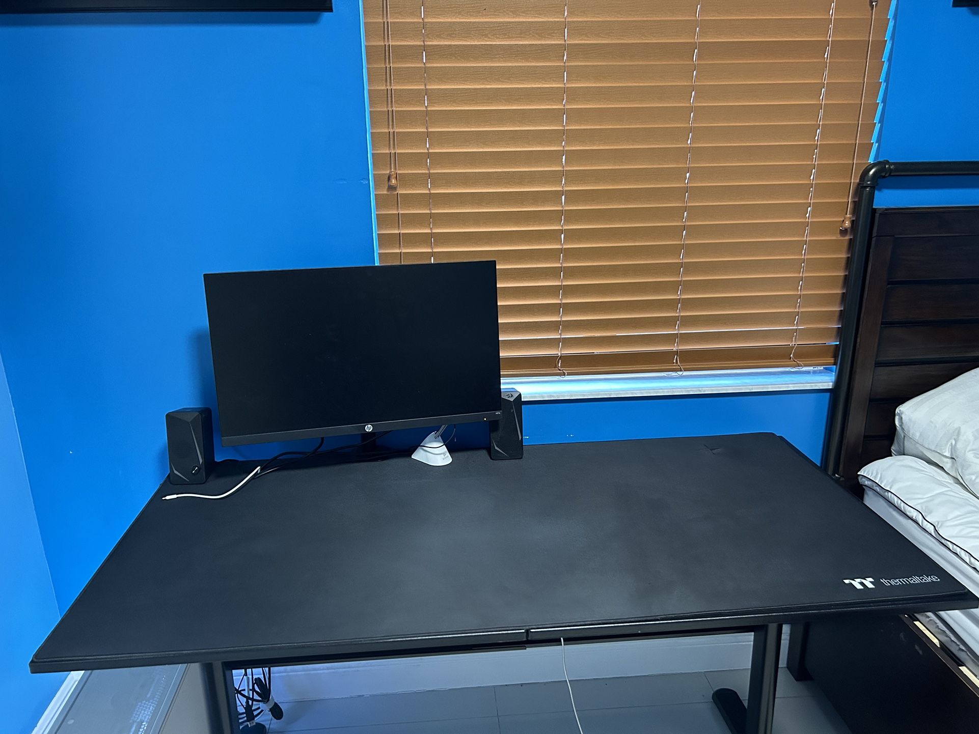 Thermaltake Tt Gaming Level 20 Gt Battlestation Computer Gaming Desk, Adjustable Heights, Scratch Resistant Surface, Full-Sized Desk Mat, GD-LBS-BRHAN