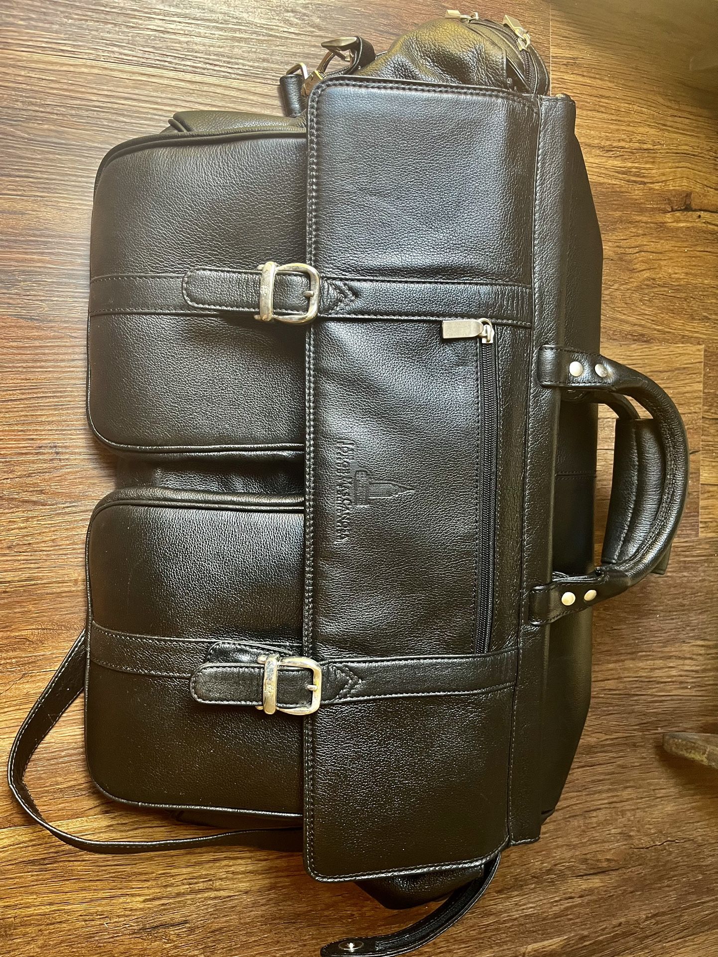 Black Leather Weekender Travel Bag – Stylish & Spacious!