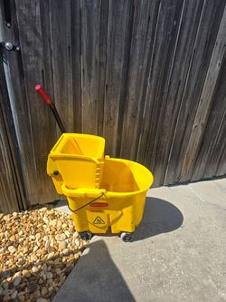 Rubbermaid Bucket